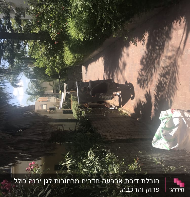 שקיות וקרטונים על שביל מרוצף